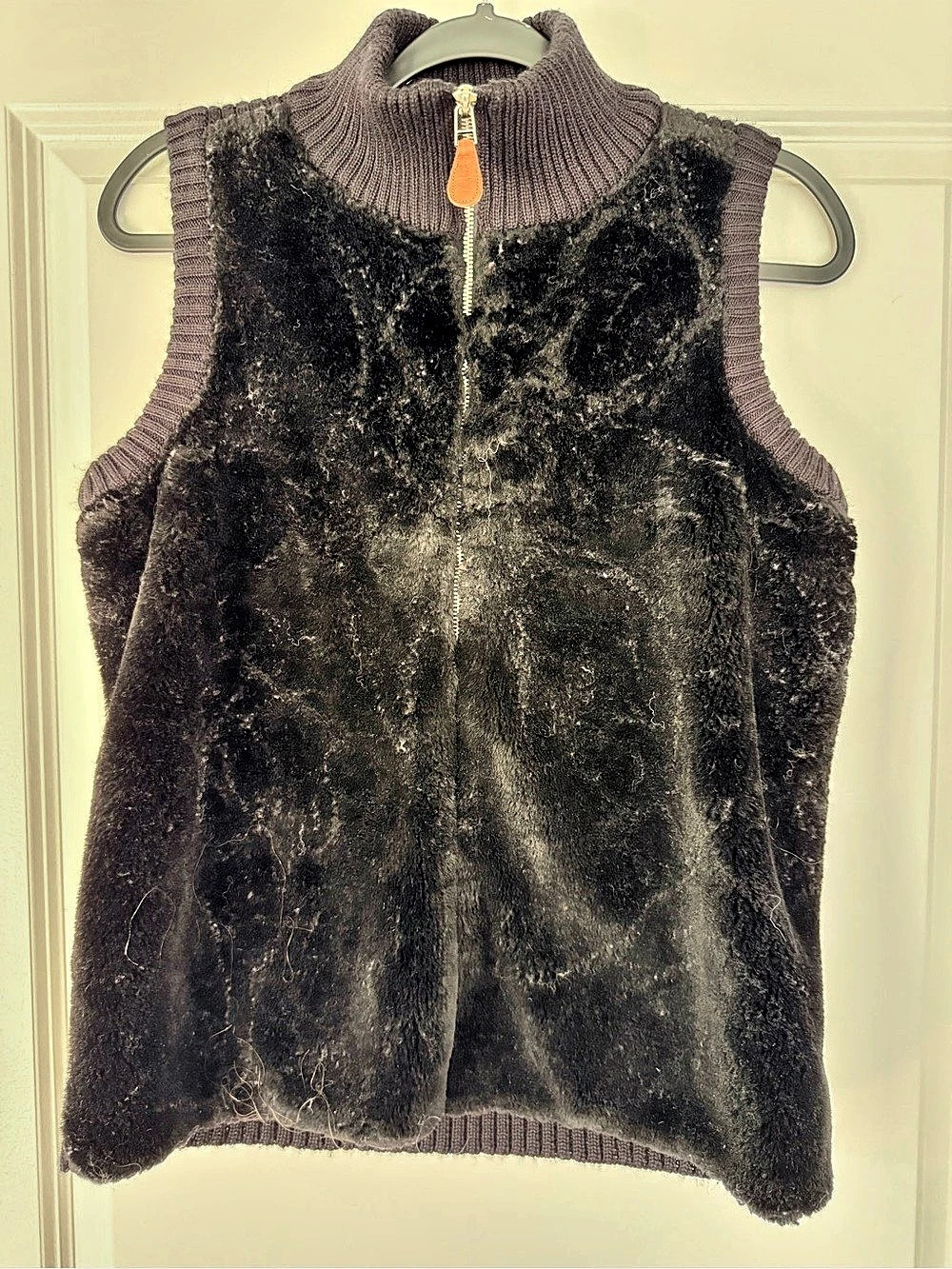 LONDON Sleeveless Faux Fur Vest in Black Size Medium